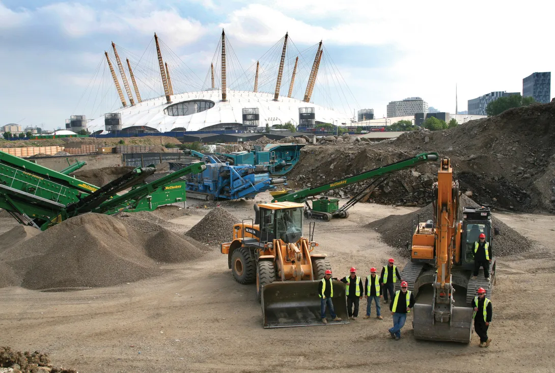 Sivyer staff posing for a photo in front of the o2 stadium