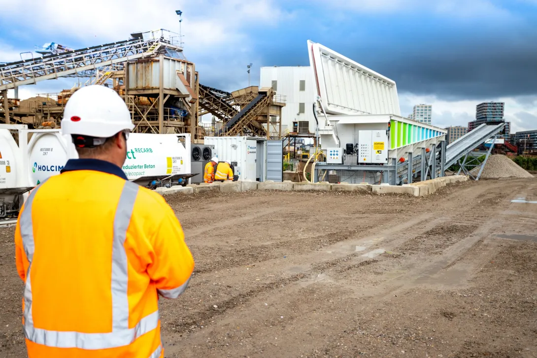 A man in high visibility clothing overlooks the new neustark plant equipment at Aggregate INdustries' Greenwich site